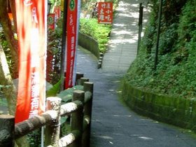 ../2007/08/05-1134-by_nora-maokong-tea-area-teahouse-driveway-bynora.jpg
