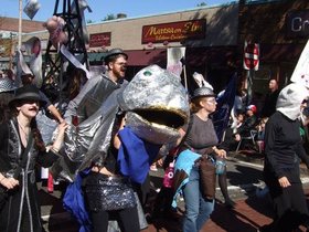 ../2010/10/10-1145-davis_sq-honk-fish.jpg