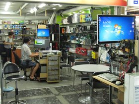 30-1100-korea-market-electronic-shop-seoul.jpg