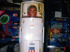 ../1990-2000/00/scan-0191-toy-tokyo-JPN-store.jpg