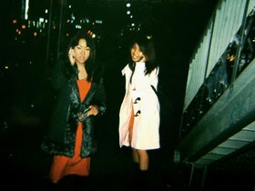 tokyo girls on their phones