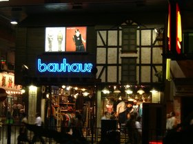 ../2001/04/26-HKG-night-street_4.jpg
