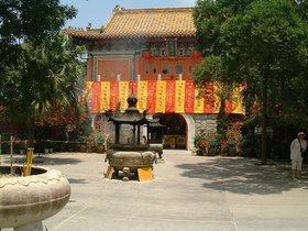 ../2001/04/27-po_lin-HKG-incense_1.jpg