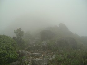 ../2001/04/27-po_lin-lantau-HKG-peak-crest.jpg