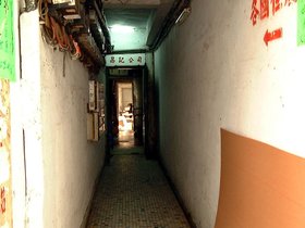 ../2001/04/28-mongkok-hallway-HKG.jpg