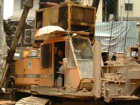 ../2001/04/28-mongkok-tractor-HKG-umbrella.jpg