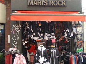 ../2001/05/07-1200-takeshita-goth-JPN-harajuku-tokyo.jpg