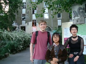 ../2001/05/24-0324-mitte-DEU-matthias-berlin-mimi-nora.jpg
