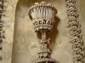 ../2001/05/28-1200-prague-CZE-kutna_hora-ossuary_3.jpg