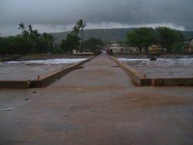 ../2002/05/13-kauai-HI-stormy-pier-shore.jpg