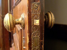 ../2003/07/31-cambridge-MA-berkman-center-doorknob.jpg