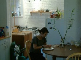 ../2003/08/24-brooklyn-NY-apt-nora-eating.jpg