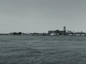 ../2003/08/24-brooklyn-NY-east_river-statue_of_liberty.jpg