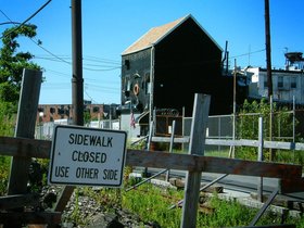 ../2003/08/24-brooklyn-NY-sign-redhook-sidewalk-closed.jpg