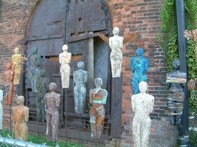 ../2003/08/24-dumbo-NY-park-art.jpg