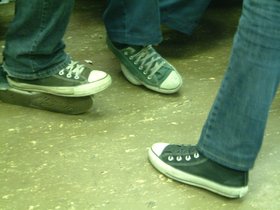 ../2003/09/28-shoes-brooklyn-NY-subway-checks.jpg
