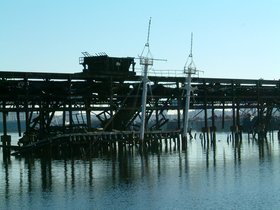 ../2003/11/22-brooklyn-NY-redhook-bwac-sunken-ship.jpg