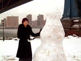 ../2003/12/14-dumbo-NY-snowman-nora.jpg