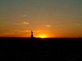 ../2004/06/19-brooklyn-NY-valentino-liberty-sunset.jpg