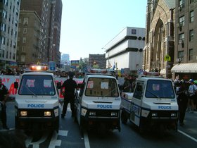 ../2004/08/29-NYC-NY-ny-RNC-march-cop.jpg