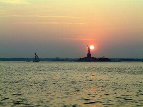 ../2005/06/24-brooklyn-NY-sunset-liberty-boat.jpg