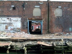 ../2007/03/31-brooklyn-NY-redhook-door.jpg