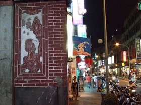 ../2007/08/03-1914-danshui-temple-street.jpg