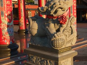 ../2007/08/06-1813-fulong-TWN-beach-temple-dragon-dog.jpg
