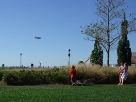 ../2007/09/23-1531-redhook-NY-kid-blimp-liberty.jpg