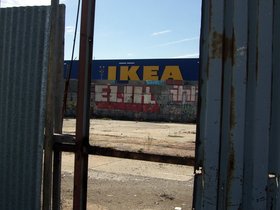 05-1328-redhook-NY-ikea-fence.jpg