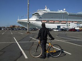 ../2008/10/19-1142-redhook-NY-ship-brooklyn-bike-joseph.jpg