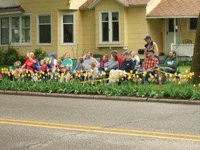 14-1331-holland-tulip-time-family.jpg