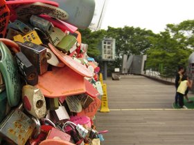 ../2012/07/28-0937-KOR-namsan-locks-love-seoul.jpg