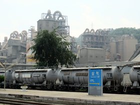 01-1127-samcheok-korea-train-sea-station.jpg