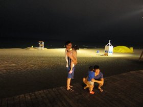 01-2009-korea-beach-kid-gangneung-boardwalk.jpg