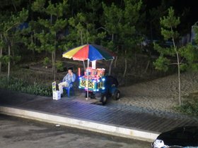 ../2012/08/01-2125-fireworks-KOR-beach-vendor-gangneung.jpg