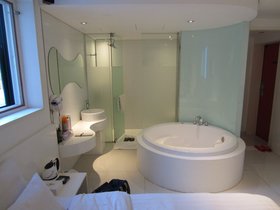 04-1901-korea-motel-tub-love-seoul.jpg
