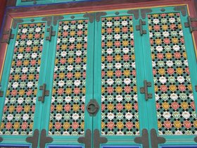 ../2012/08/06-1439-KOR-door-temple-seoul.jpg