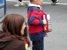 ../2012/10/07-1333-honk-accordion-kid.jpg