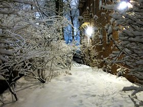 ../2014/02/15-1909-snow-building.jpg