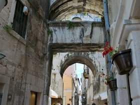 ../2016/05/14-1129-HRV-diocletian_palace-split.jpg