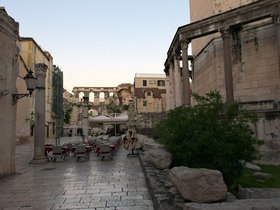 ../2016/05/22-1920-HRV-diocletian_palace-split.jpg