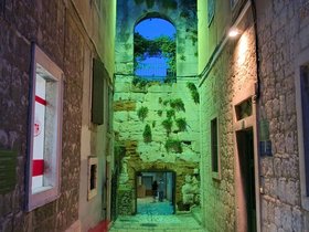../2016/05/22-1948-HRV-diocletian_palace-split.jpg