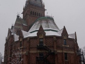 ../2017/12/09-1344-snow-harvard-building.jpg