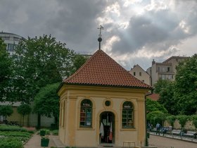 ../2018/05/23-1713-prague-CZE-building-garden.jpg