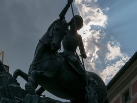 ../2018/05/26-1703-sky-prague-sculpture.jpg