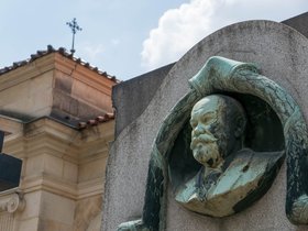 ../2018/05/29-1316-prague-cemetery-sculpture.jpg