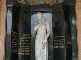../2018/05/29-1319-prague-cemetery-sculpture.jpg