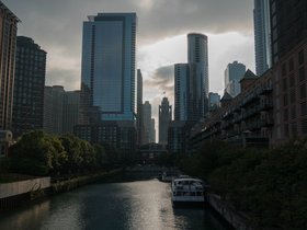 ../2018/08/10-1814-chicago-IL-building-river.jpg
