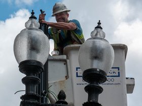 ../2019/08/10-1207-street-worker.jpg